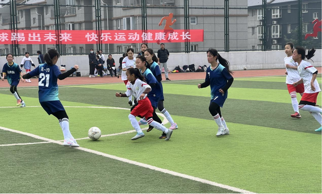 关于女性足球运动员展现技艺，比赛场面激烈精彩的信息