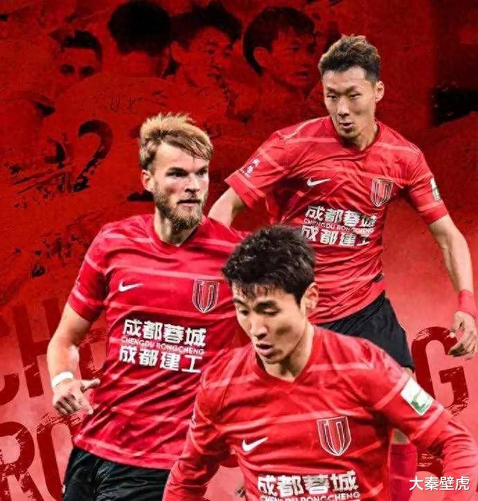 关于中超强强对话：上港客场险胜恒大，登顶积分榜首的信息